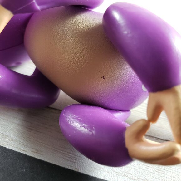 2 WowWee Fingerlings Interactive Baby Monkeys Black Finn & Baby Purple Mia - Picture 4 of 4